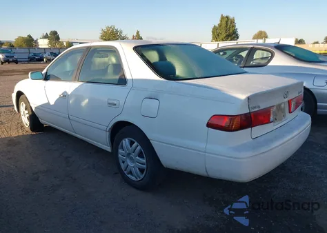 2001 Toyota Camry Le z USA, uszkodzony, nr VIN 4T1BG22K61U841437